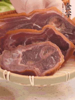 金字火腿蹄片溫水泡10分鐘。