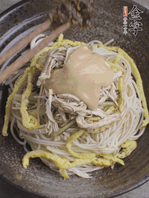 生抽1勺、醋1勺、芝麻醬1勺、金字火腿大師醬1勺。