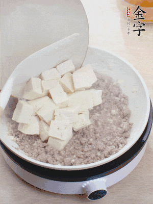 蓋蓋燉煮20分鐘后，加腐皮，撒一點枸杞。