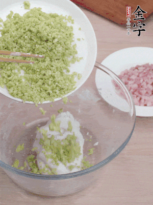 糯米粉邊揉邊加水，成團后揉進蠶豆、咸肉。