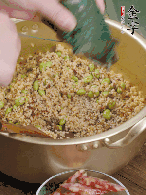 再附一張粽子，一齊向后折疊，線繩捆綁。