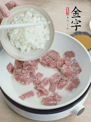 依次下洋蔥、紅菜椒、豌豆粒、玉米粒翻炒均勻。
