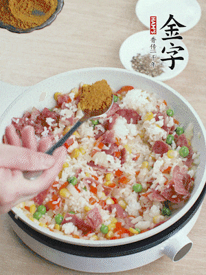 1勺咖喱粉、1/2勺鹽，少許黑胡椒碎炒均。