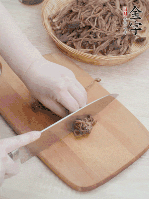 干茶樹菇浸泡過夜，去老根焯水，擠干水份。
