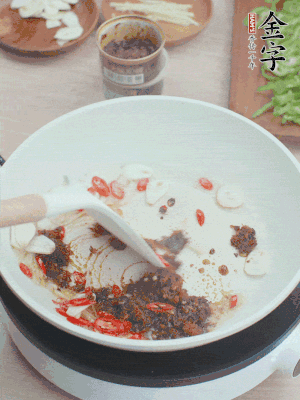 熱鍋涼油，姜蒜、辣椒、金字火腿xo醬炒香。