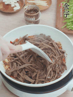 下茶樹菇煸炒4分鐘。