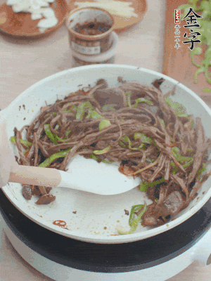 少許鹽調(diào)味。