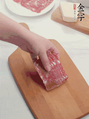 金字培根火腿改刀切小片；白洋蔥切??；新鮮豌豆剝殼。
