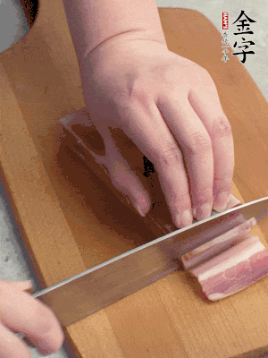百合切去頭尾，分開洗凈;咸肉切薄片。