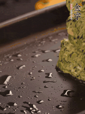 熱鍋擦一下油，下面糊攤平。