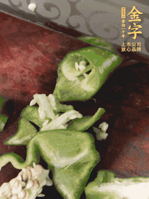 辣椒洗凈斜切成段，蒜切片。