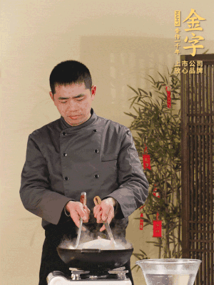 整只土雞冷水下鍋，加蔥姜、料酒焯水，撈出后用溫水清洗干凈。