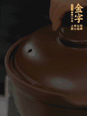 雞、火腿、姜片一起放入砂鍋中，大火轉小火燉2小時。