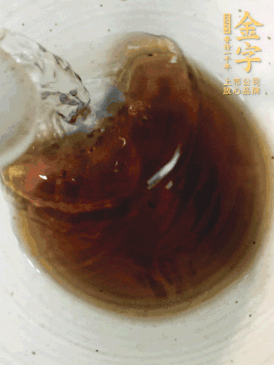 黃酒中加清水、蒸魚豉油、白砂糖混合均勻。