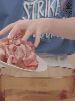排骨剁小塊，加姜片、料酒沸水下鍋焯水。