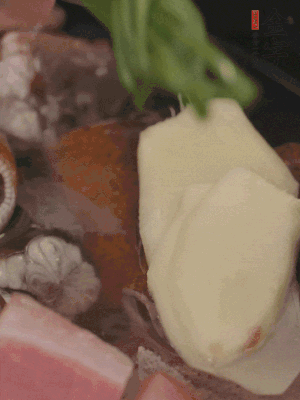 加姜片、蔥結(jié)、料酒。