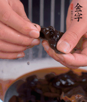 木耳冷水泡發(fā)，處理成小塊。（如果是小木耳就不用切了）