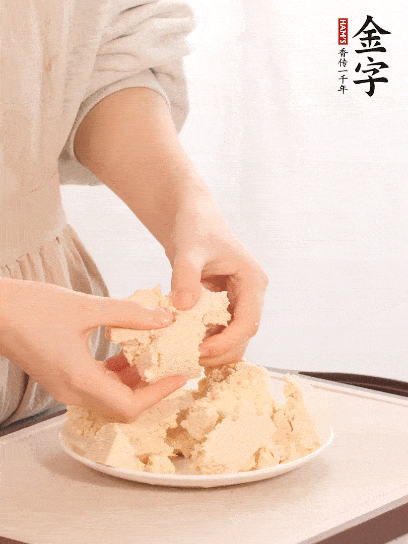 老豆腐用手掰成塊。
