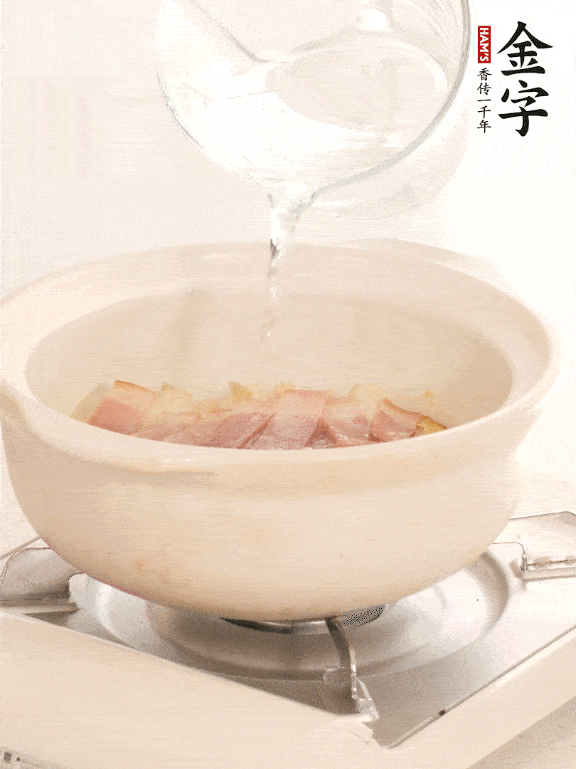 放入火腿片，加開水，再加入豆腐