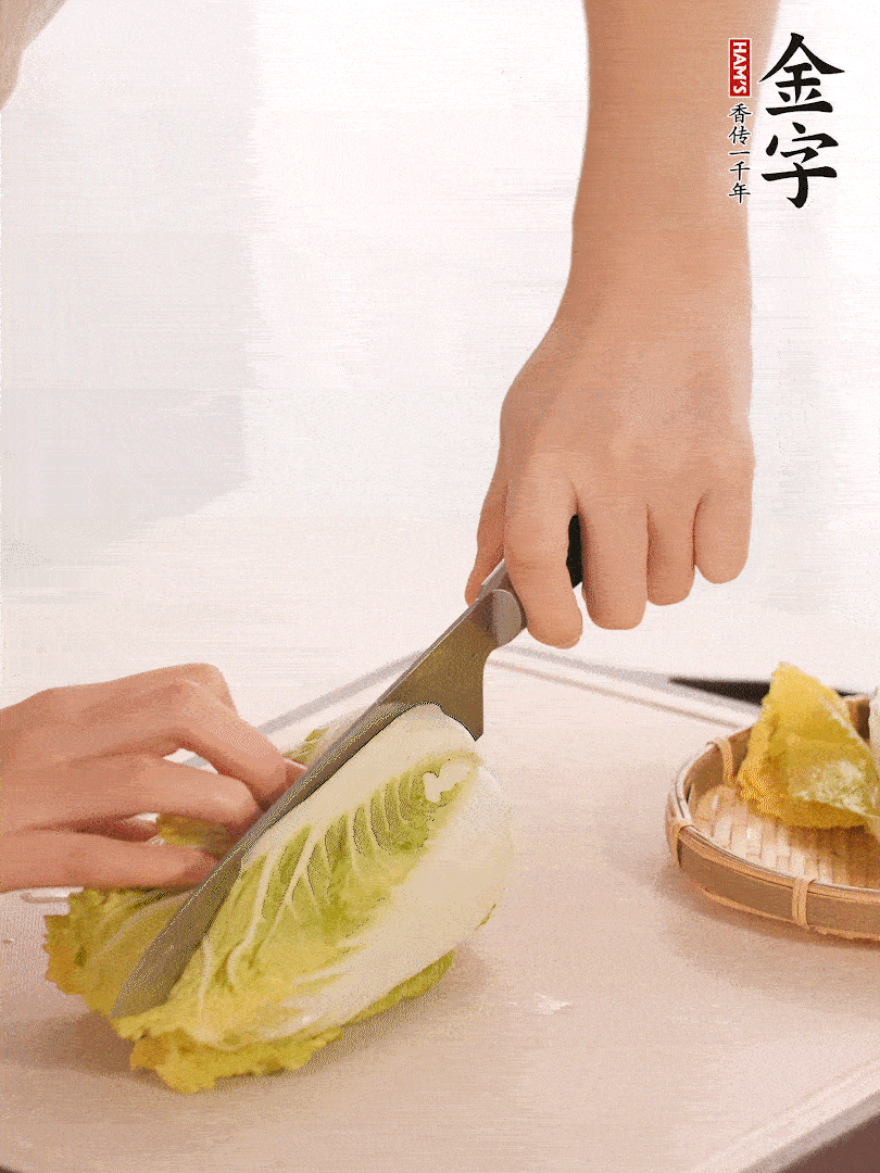 生姜切末，白菜改刀成成塊。
