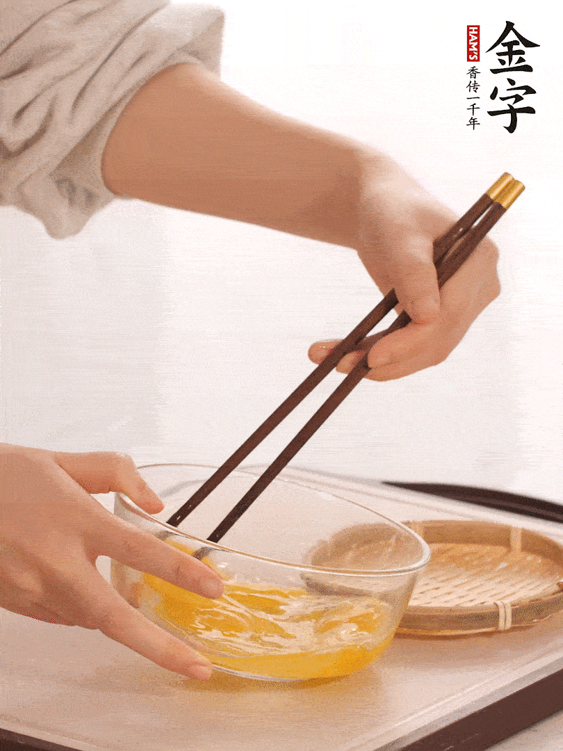 兩顆雞蛋打散。