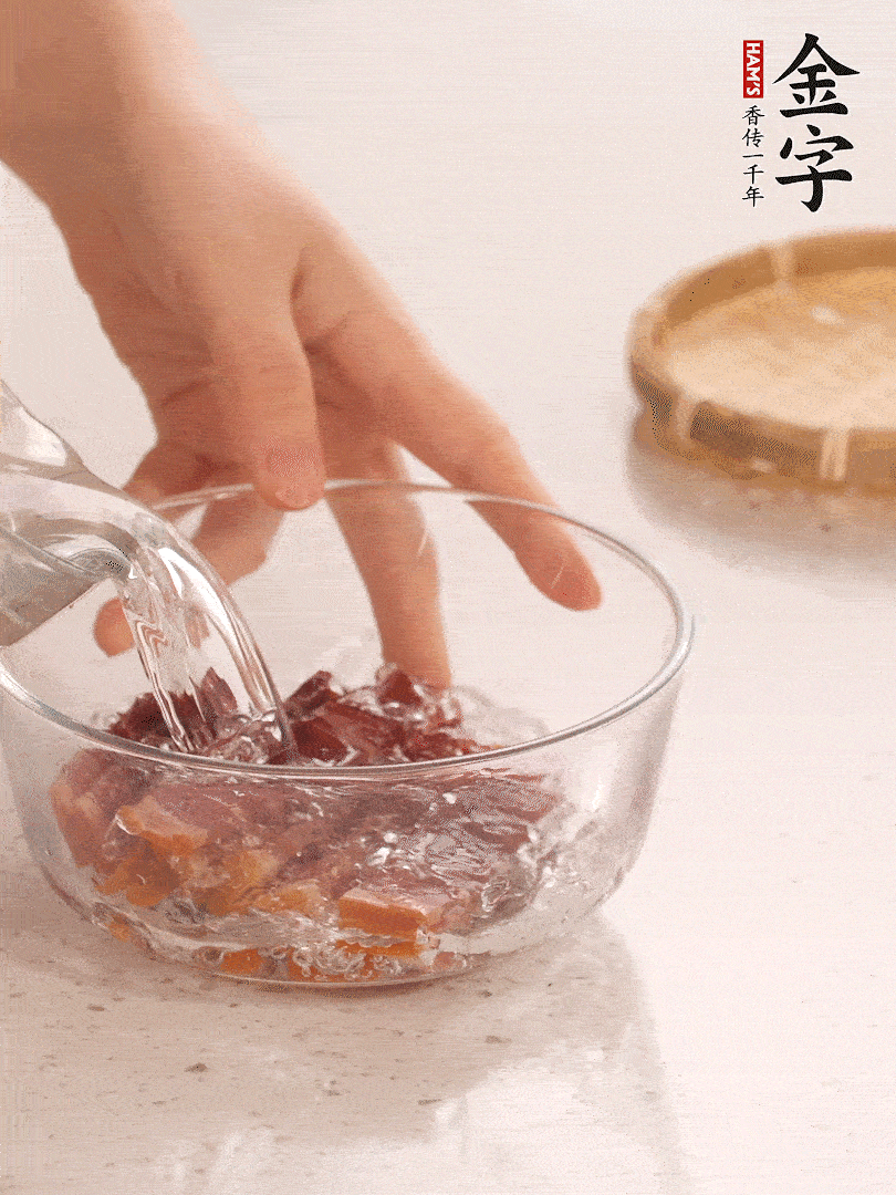 金字火腿切片，溫水泡5分鐘。