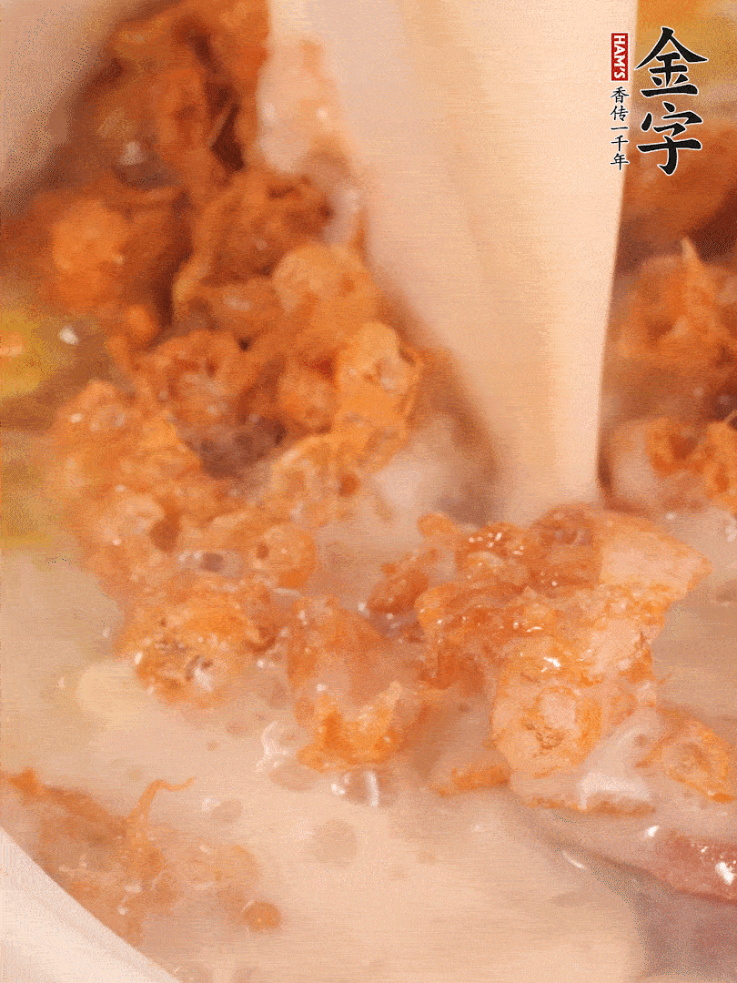 加入蛋酥再煨煮2分鐘，加入豆?jié){。