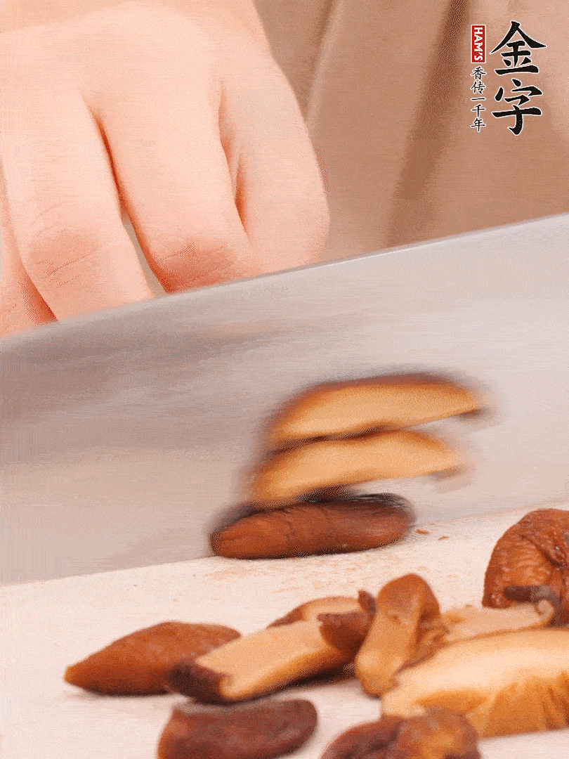 干香菇泡發(fā)，切成小塊。