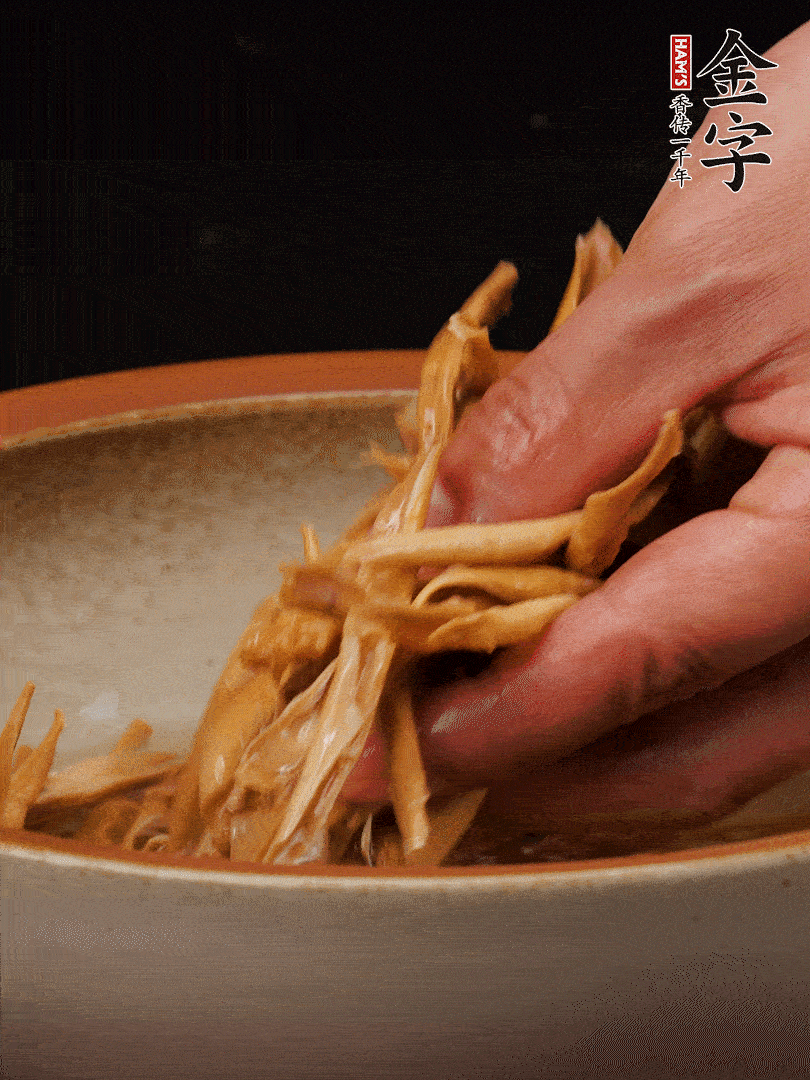 農(nóng)家土筍尖提前泡軟，用刀劃成細絲，這樣會更加入味。