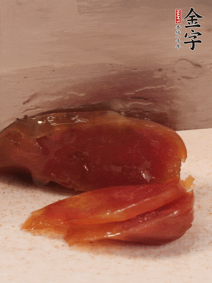 臘腸煮熟后，切薄片