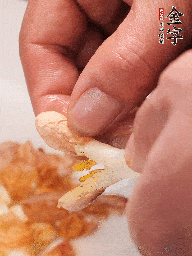 花生芽切段。開(kāi)水焯水1分鐘，去掉頂部的花生皮