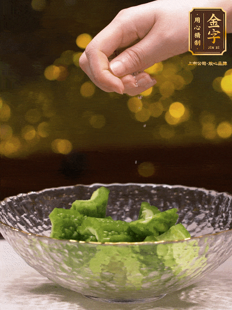 處理好的苦瓜切段（5cm），加點(diǎn)鹽鹽腌一下，去除一下苦味