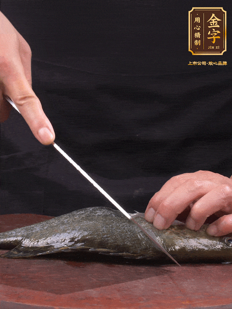 處理桂魚。收拾好的桂魚在兩側(cè)開花刀