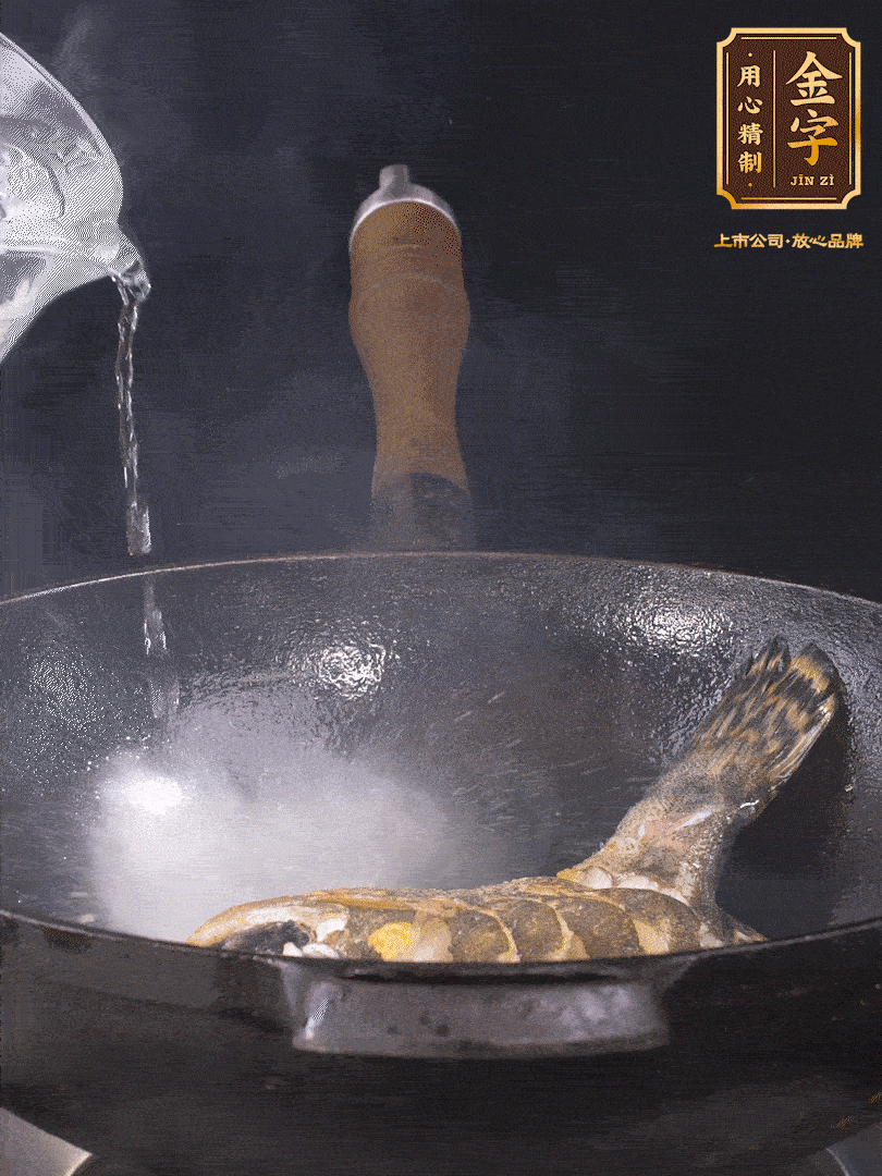 倒入適量食用油，待鍋燒熱后下桂魚煎大約2-3分鐘至兩面金黃（一定要煎透，這樣做出來的湯才會比較奶白色）