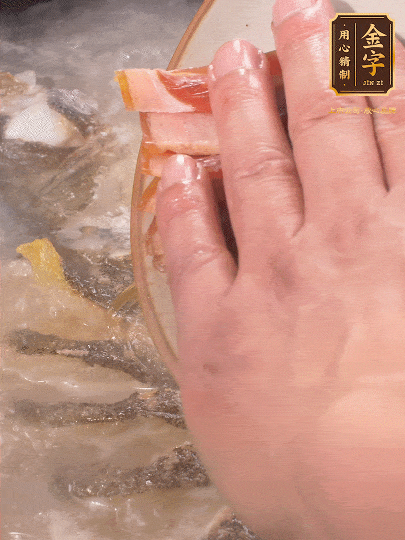 將煎好的魚，倒入三大碗開水。大火煮開后放入1個蔥結(jié)、2片姜片和1勺料酒和火腿片