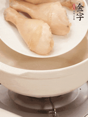雞腿、火腿、干貝、蒜頭放入砂鍋內(nèi)燉1小時(shí)