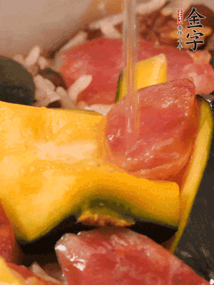 倒入溫開水，水量高出米面一個指節(jié)。