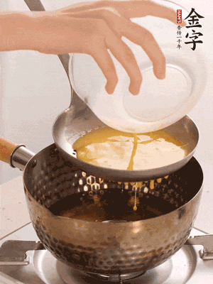 雞蛋過篩子倒入油鍋炸成蛋酥，瀝干油。