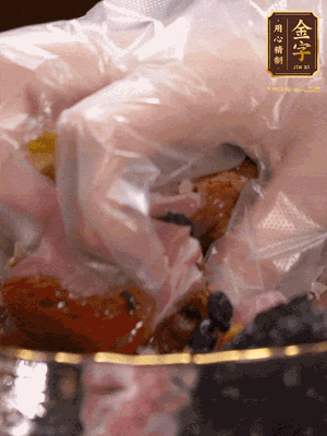 排骨洗凈后（蠔油、生抽、老抽、鹽、糖、淀粉、豆豉、蒜蓉、姜絲）腌制30分鐘