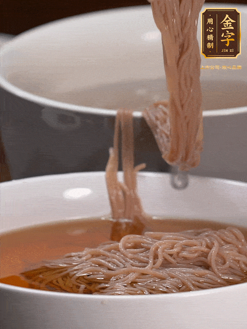 蘋果醋，一點(diǎn)鹽、糖、醬油，兌入涼白開水調(diào)成簡(jiǎn)易冷面湯，放水箱冷藏