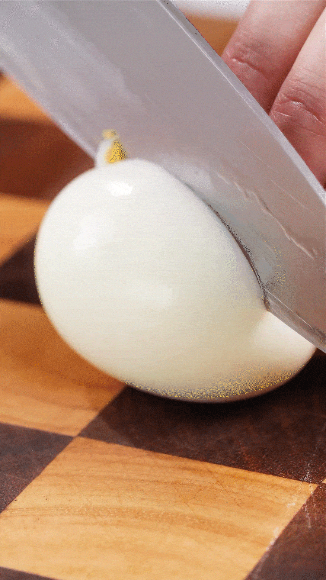 雞蛋煮熟，改刀備用