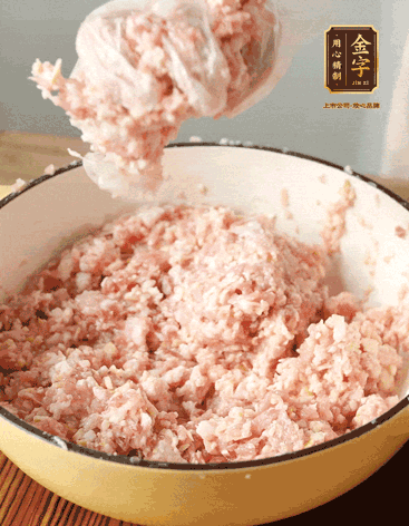 肉丁、咸肉丁、一丟丟鹽、料酒拌勻，反復(fù)摔打上勁。接著加入1兩蔥姜水，反復(fù)拌勻摔打上勁。前后共加3遍。3遍后筍丁，接著反復(fù)摔打上勁。最后加入1個蛋清、3茶匙生粉拌勻摔打上勁