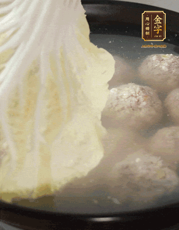 等獅子頭浮起來時再加白菜蓋。小火慢燉2小時