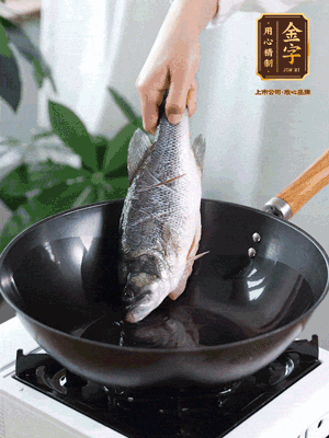 熱油，加1大勺豬油、姜片，再下鱸魚，煎至定型后翻面。（加點豬油，燉出的魚湯更容易變?yōu)榍逅哪贪咨?。?>
					</div>
					<span>步驟 3/6</span>
					<p>熱油，加1大勺豬油、姜片，再下鱸魚，煎至定型后翻面。（加點豬油，燉出的魚湯更容易變?yōu)榍逅哪贪咨?。?/p>
				</li><li>
					<div   id=