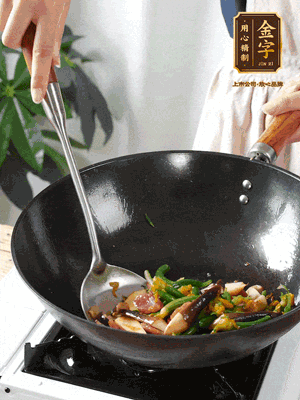 煸香蒜末，下香腸翻炒均勻，再依次下雞縱菌、黃瓜花