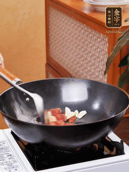 熱油，香腸微微煸出香味，加蒜片、小米辣