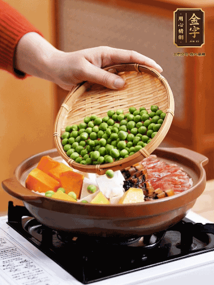 再鋪上臘腸、醬油肉、豌豆，小火煲6分鐘