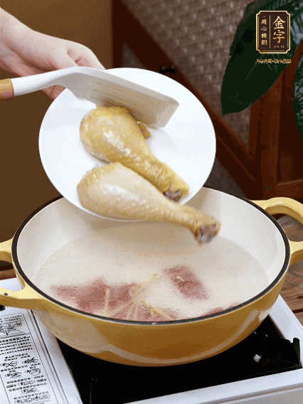 倒清水，放雞腿，大火煮開轉(zhuǎn)中小火煮20分鐘